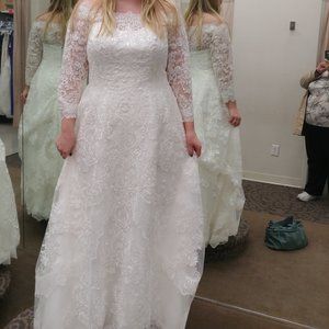 Wedding dress Oleg Cassini designer